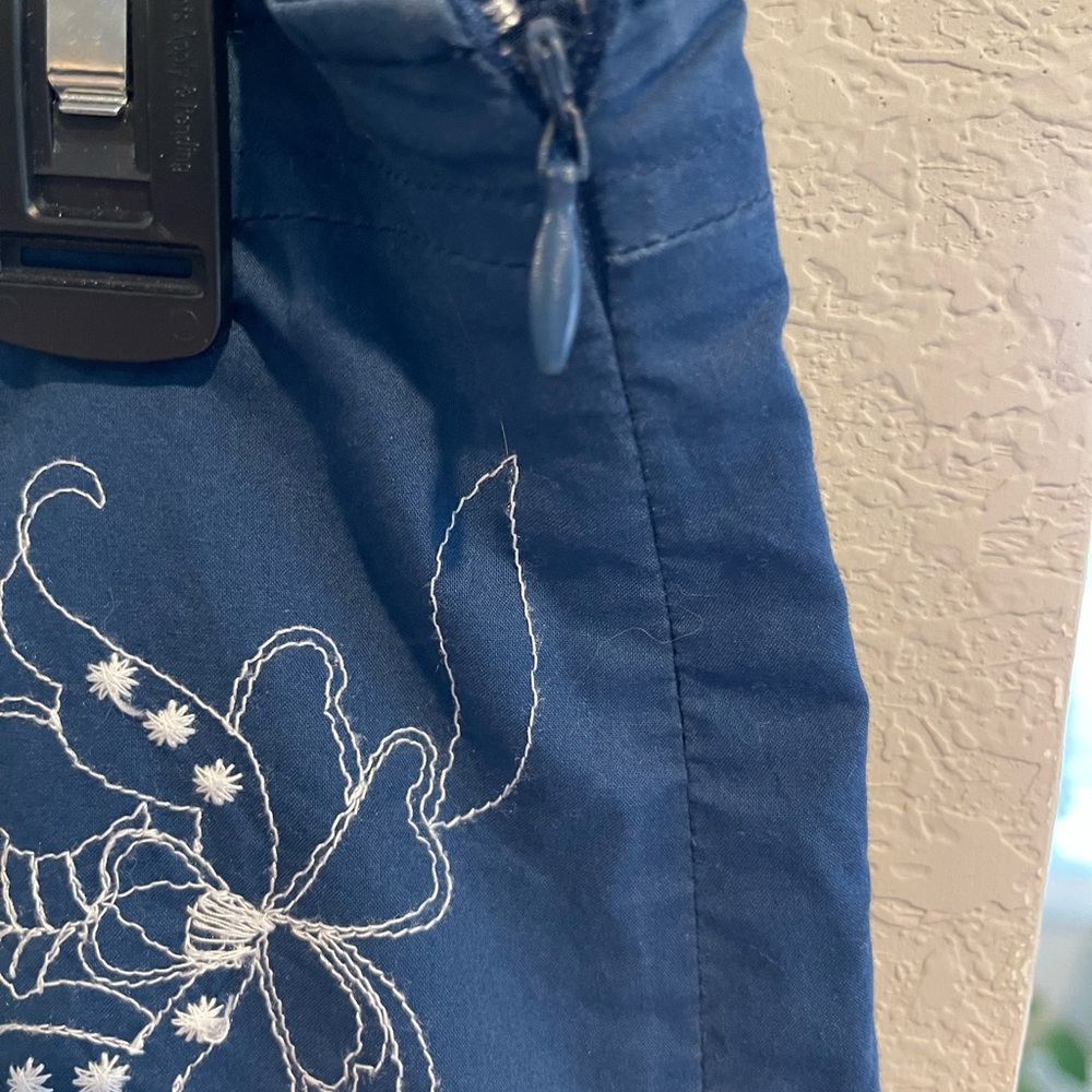 Ann Taylor Blue with white embroidery flowers side zipper short skirt. Size 6 - Picture 2 of 6